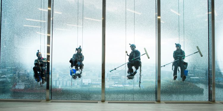 «Window Waltz«: Musikalischer Neujahrsgruß von den Fensterputzern der Elbphilharmonie Hamburg