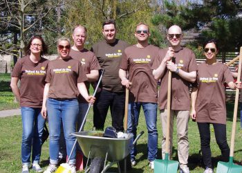 UPS Mitarbeiter pflanzen Bäume im Caritas Wohnhaus Wiener Neustadt