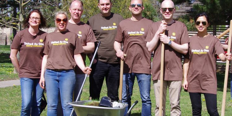 UPS Mitarbeiter pflanzen Bäume im Caritas Wohnhaus Wiener Neustadt