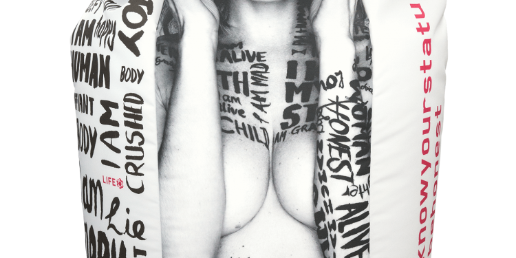 druck.at bedruckt Sitzsäcke mit Statements prominenter Testimonials der Kampagne „Know your Status“ – Erlös geht an LIFE+