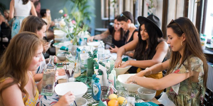 Der neue Spa Trend für zu Hause: Palmolives erste Cremeduschen mit Tonerde