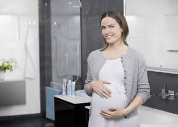 Zähneputzen ohne künstliche Farb- und Aromastoffe: meridol® PUR sorgt für ein gutes Gefühl bei der Zahnfleischpflege