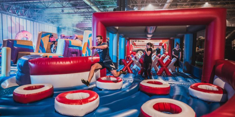 Familienurlaub in Dalmatien! Wassernixen, verrückteste Monster-Hüpfburg der Welt sowie Padel unter Sternen garantieren ultimativen Fun-Faktor!