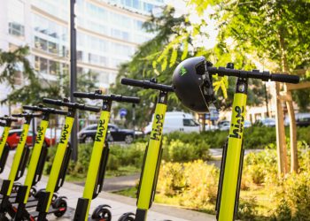 comm:unications fährt mit hive E-Scootern vorne weg