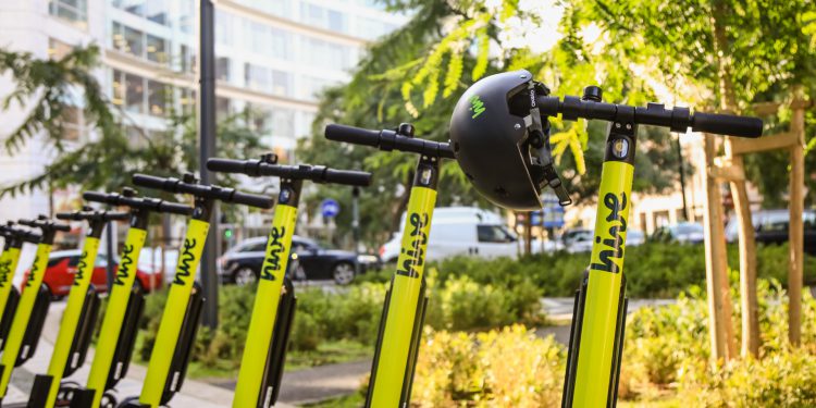 comm:unications fährt mit hive E-Scootern vorne weg