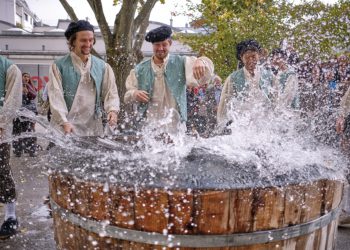 Wassertaufe des Nachwuchses: druck.at unterstützt Gautschfeier der „Graphischen“