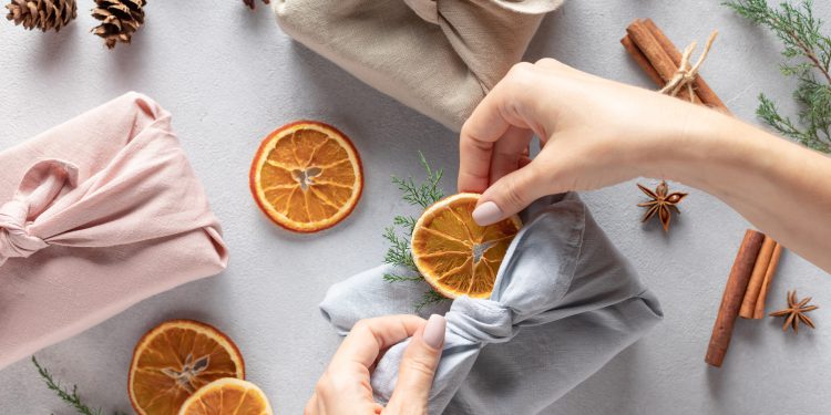 Klimaschutz durch nachhaltige Weihnachtsgeschenke – vom Recyclingprodukt zum Weihnachtsessen
