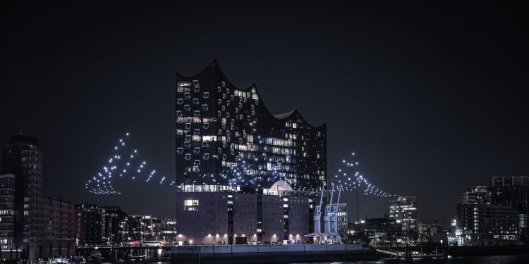 Hamburg feiert sein Wahrzeichen: Tausende Zuschauer bei Lichtinstallation „Breaking Waves“ an der Elbphilharmonie