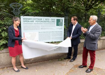 Silvia Nossek (Bezirksvorsteherin 18. Bezirk), Daniel Resch (Bezirksvorsteher 19. Bezirk) und Thomas Feiger eröffnen die Fotoausstellung © Katharina Schiffl