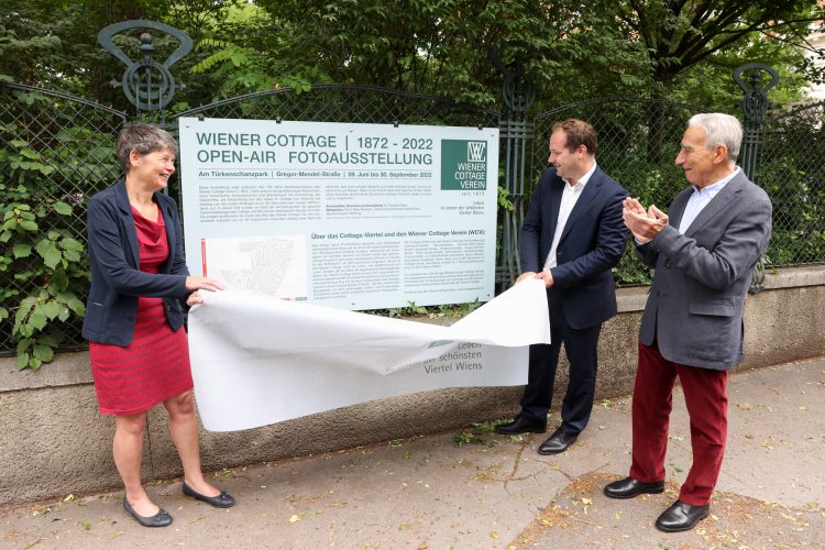 Silvia Nossek (Bezirksvorsteherin 18. Bezirk), Daniel Resch (Bezirksvorsteher 19. Bezirk) und Thomas Feiger eröffnen die Fotoausstellung © Katharina Schiffl