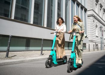 Taxi und E-Scooter in einer App: FREE NOW und TIER schnüren gemeinsames Mikromobilitäts-Angebot für Linz