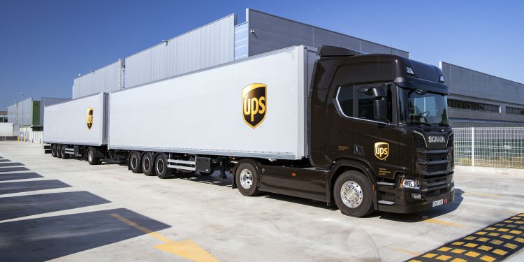 Mehr als 30 Prozent weniger CO2-Emissionen: UPS nutzt für Paketlieferungen zwischen Madrid und Barcelona Duo-Trailer