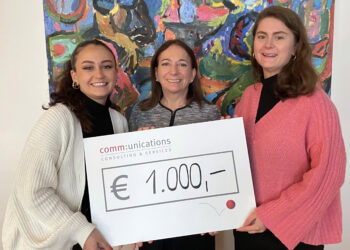 Sabine Pöhacker überreicht den PR-Award-Siegerinnen das Preisgeld. v.l.n.r. Irene Maurer, Sabine Pöhacker, Teresa Lackner © comm:unications