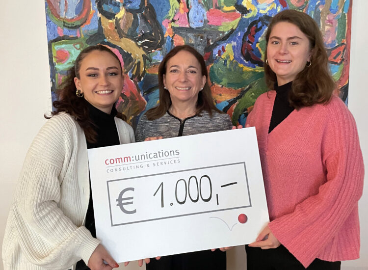 Sabine Pöhacker überreicht den PR-Award-Siegerinnen das Preisgeld. v.l.n.r. Irene Maurer, Sabine Pöhacker, Teresa Lackner © comm:unications