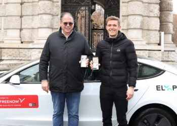 ELOOP ist ab heute in der FREE NOW App buchbar. v.l.n.r. Alexander Mönch, FREE NOW General Manager DE und AT, und Florian Bruckner, ELOOP Flottenmanager (c) Katharina Schiffl