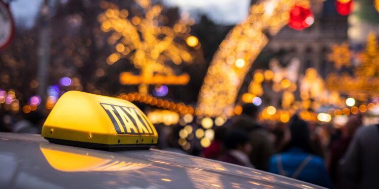 FREE NOW beleuchtet Mobilitätstrends rund um Weihnachten und Silvester (c) Shutterstock encierro
