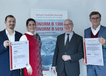 TÜV AUSTRIA CERT vergibt Zertifikate in der Techem Zentrale in Innsbruck (c) Techem