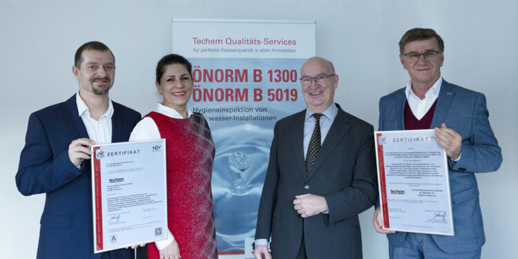 TÜV AUSTRIA CERT vergibt Zertifikate in der Techem Zentrale in Innsbruck (c) Techem