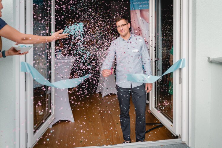 Prim. Dr. med. Andras Jaksics (med. Leiter St. Pölten) eröffnet die neue Tiny Feet Klinik in St. Pölten © Tiny Feet