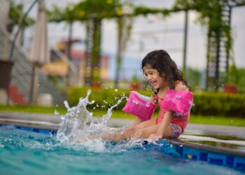 Kindersicherheit: Spielend schwimmen lernen