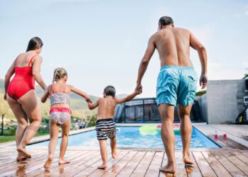 Swimmingpools in blumiger Gartenlandschaft