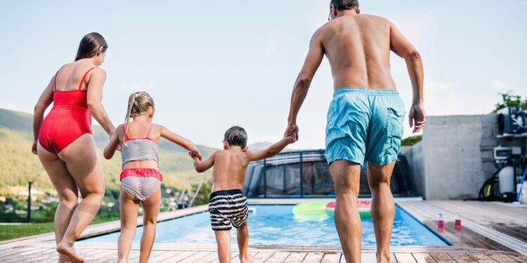 Swimmingpools in blumiger Gartenlandschaft