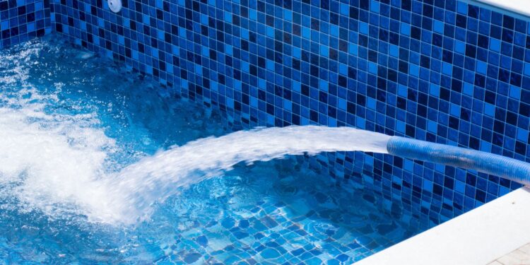 Pünktlich zum Pool-Saisonstart: Verband der Schwimmbadwirtschaft startet Info-Kampagne zum verantwortungsvollen Umgang mit Wasser.