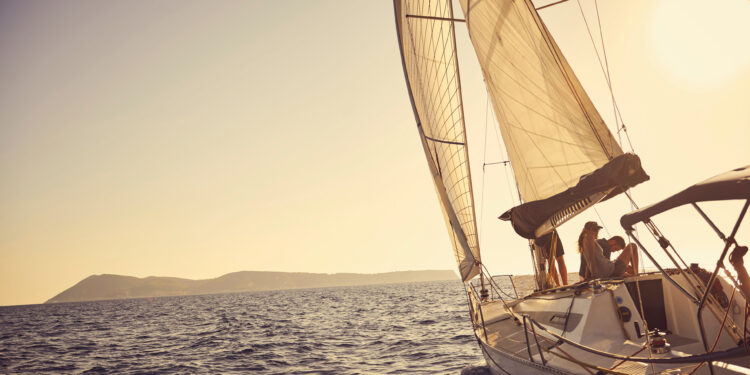 Boataround veröffentlicht Buchungstrends: Wo die Schweizer:innen Segel setzen – und was sie sich das kosten lassen
