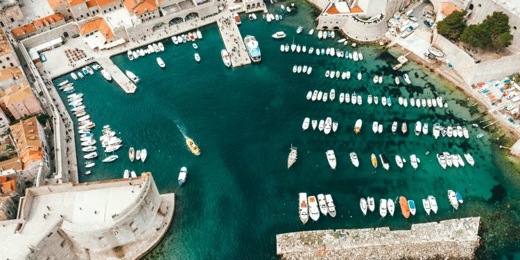 Boataround wertet die Sommersaison 2026 aus: Kroatien bleibt das beliebteste Ziel, doch Segler:innen schätzen zunehmend auch heimische Gewässer